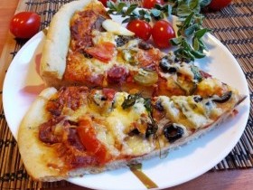 Вкусная домашняя пицца с соусом как в итальянском ресторане
