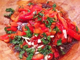 Два сногшибательных рецепта салата с печеным болгарским перцем